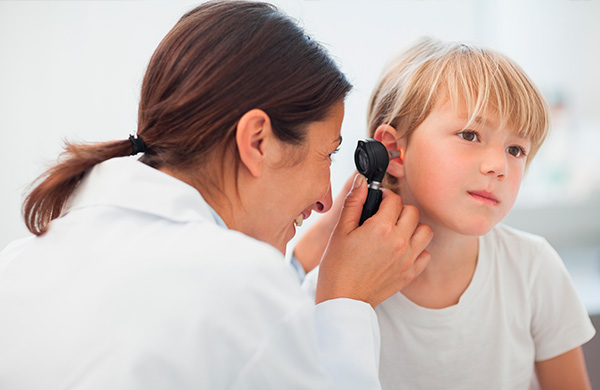 Revisión de los oídos en los niños